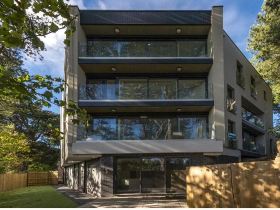 Luxury 3 Bed Flat With Large Terrace, Sea Views And Hot Tub Leilighet Canford Cliffs Eksteriør bilde