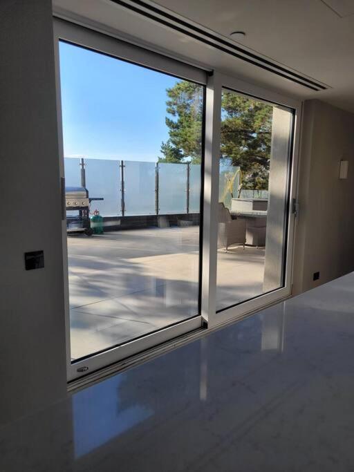 Luxury 3 Bed Flat With Large Terrace, Sea Views And Hot Tub Leilighet Canford Cliffs Eksteriør bilde