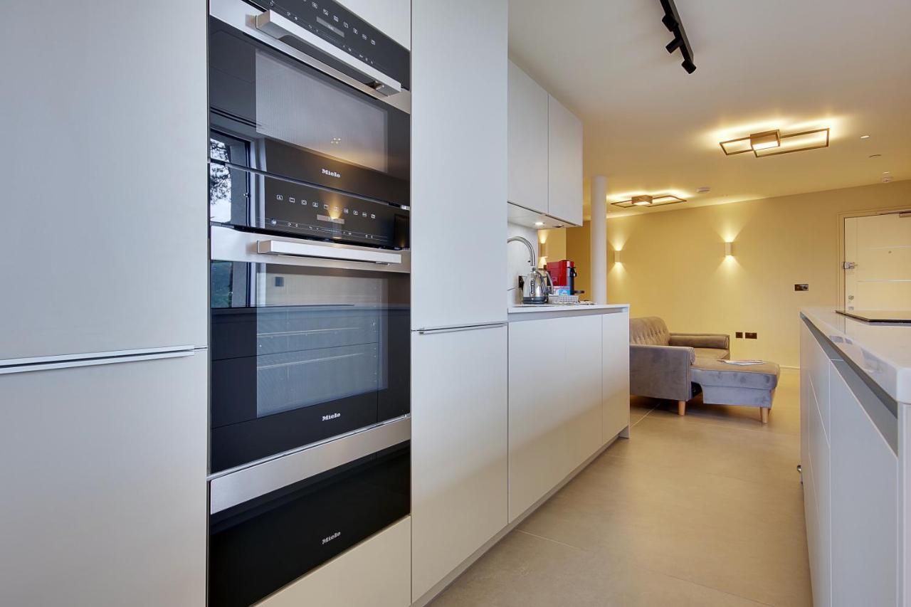 Luxury 3 Bed Flat With Large Terrace, Sea Views And Hot Tub Leilighet Canford Cliffs Eksteriør bilde