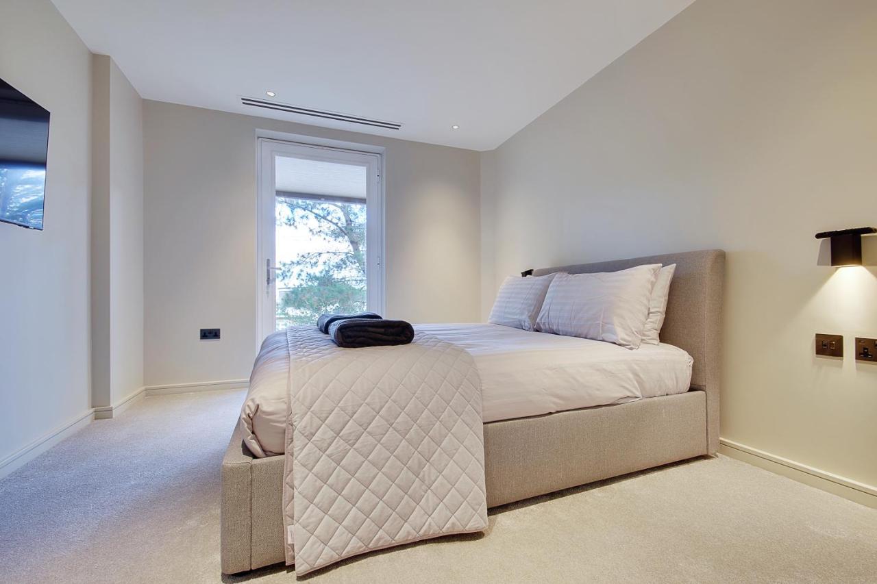 Luxury 3 Bed Flat With Large Terrace, Sea Views And Hot Tub Leilighet Canford Cliffs Eksteriør bilde