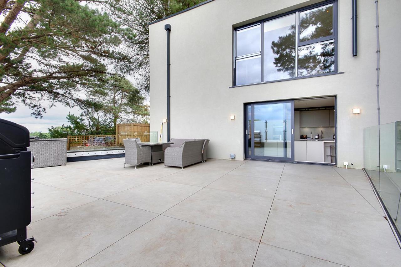 Luxury 3 Bed Flat With Large Terrace, Sea Views And Hot Tub Leilighet Canford Cliffs Eksteriør bilde