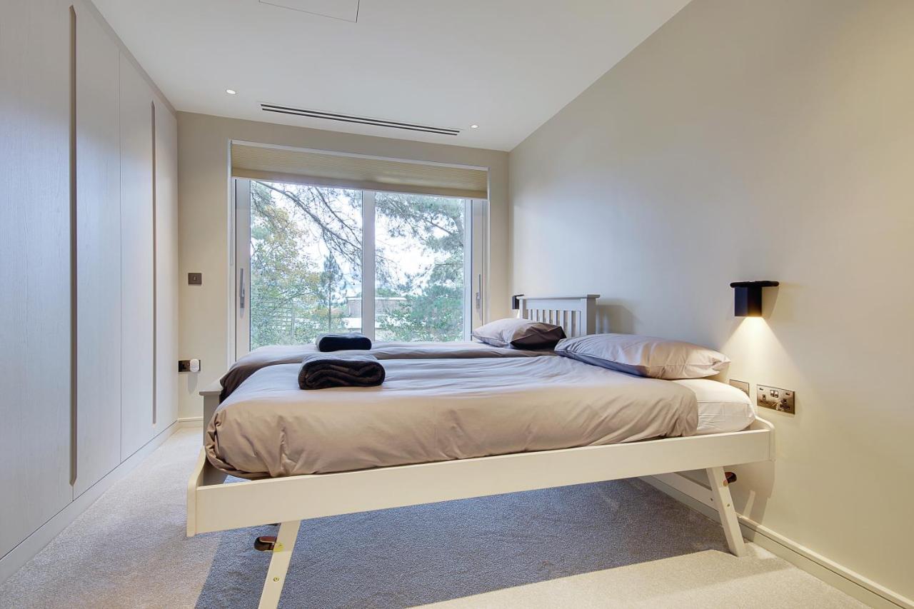 Luxury 3 Bed Flat With Large Terrace, Sea Views And Hot Tub Leilighet Canford Cliffs Eksteriør bilde